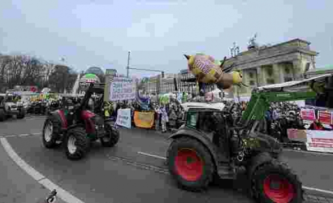 Almanya’da çiftçiler, gösteri yaptı