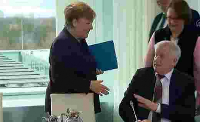 Almanya İçişleri Bakanı Seehofer, koronavirüs salgını nedeniyle Merkel'in elini sıkmadı