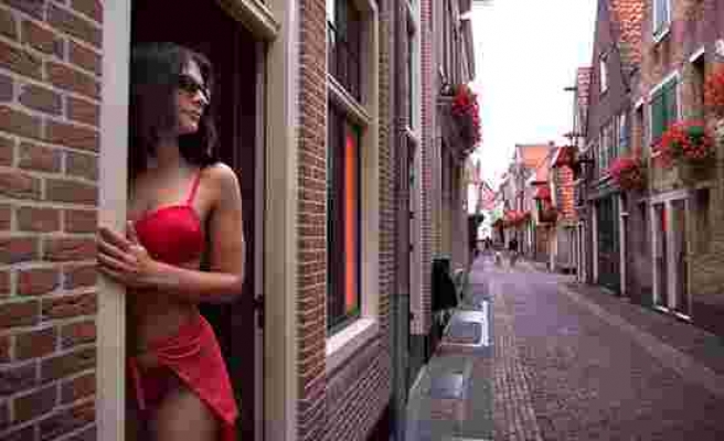 Amsterdam'ın meşhur sokağı koronavirüs tedbirleriyle açılıyor! Dikkat çeken öpüşme uyarısı