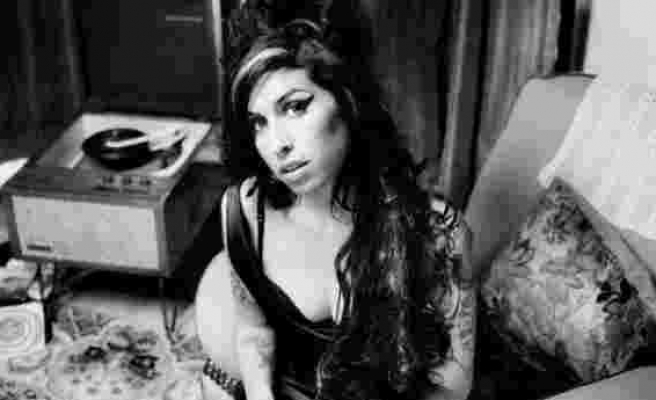 Amy Winehouse’un ‘Son Elbisesi’ 2,5 Milyon Liraya Satıldı