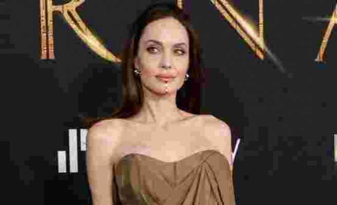 Angelina Jolie çenesine taktığı mücevher ile olay oldu