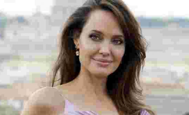 Angelina Jolie, sosyal izolasyon döneminde aile içi şiddete dikkat çekti