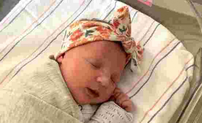 Annesinden Sadece İki Yaş Küçük: 27 Yıl Önce Dondurulan Embriyodan Doğan Bebek Rekor Kırdı