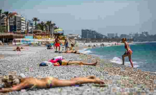 Antalya Sahillerinin Yeni Sahipleri! Kısıtlamadan Muaf Turistler Deniz, Kum ve Güneşin Tadını Çıkardı