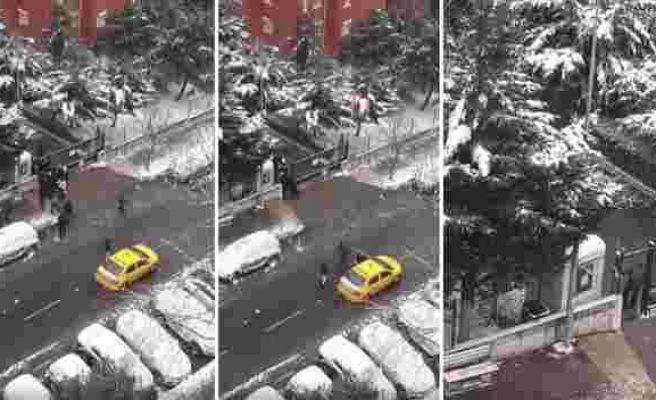 Arabaya Kar Topu Atan Gençler ile Kar Topu Atılmasına Sinirlenen Taksici Arasında Yaşanan Gerilimli Anlar