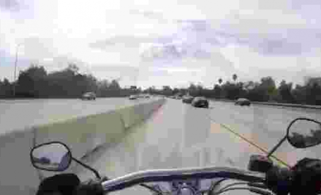 Arkadan Çarptığı Aracın Üstüne Fırlayan Motosikletli Kazadan Haberi Olmayan Şoför Nedeniyle Aracın Üstünde Gitmeye Devam Etti