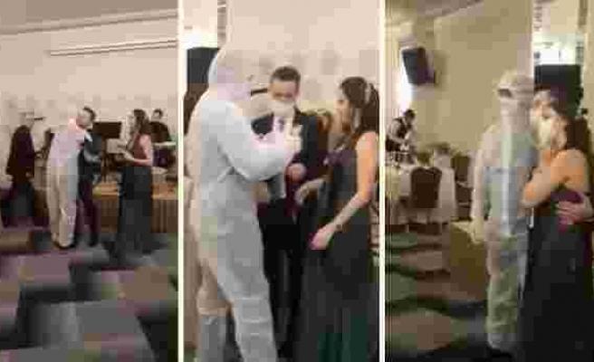 Arkadaşının Nişanına Koruyucu Kıyafet ile Gidip Takı Olarak da Maske Takan Adam