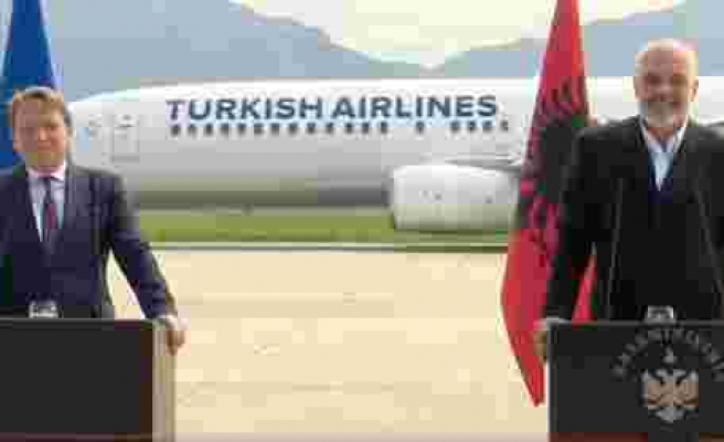 As Bayrakları As: Arnavutluk Başbakanı ile AB Komiserinin Basın Toplantısı Sırasında Arkadan THY Uçağı Geçti