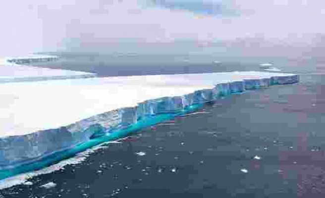 Atlantik'te sürüklenen dünyanın en büyük buz dağı A68A'dan büyük bir parça daha koptu