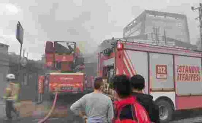 Avcılar Firuzköy Bulvarı'nda iki katlı iş yerinin çatısına yangın