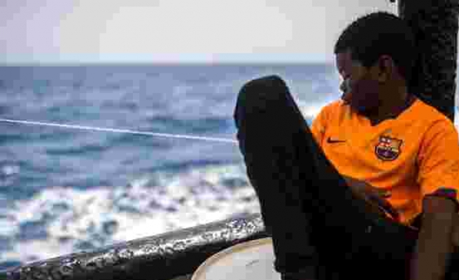 Avrupa'ya 95 göçmeni taşıyan teknenin acil yardım çağrılarına yanıt verilmiyor