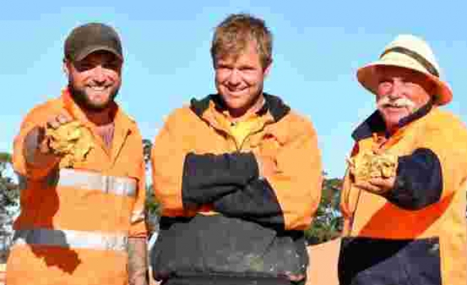 Avusturalya'da altın arayan iki arkadaş, birkaç saat içinde 3,5 kilogram ağırlığında altın buldu