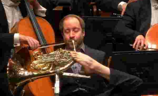 Ayağıyla Çaldığı Kornoyla Senfoni Orkestrasında: 'Hayallerinizi Yaşadığınızda Muhteşem Sonucu Olabiliyor'