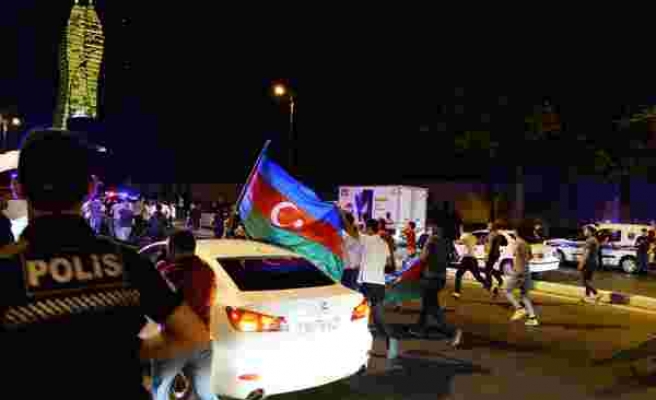 Azerbaycan'da Halk Seferberlik Talebiyle Milli Meclisin Önünde Toplandı