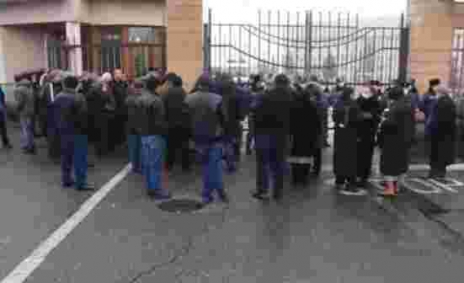Azerbaycan tarafından esir alınan askerlerin yakınları Ermenistan Savunma Bakanlığı'nın kapısını kırıp binaya girdi