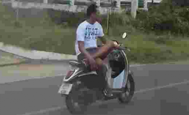 Azrail ile Dalga Geçermiş Gibi Bacak Bacak Üstüne Atıp Motosiklet Kullanan Bir Garip Adam