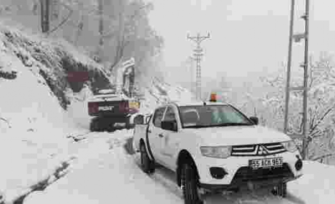 Baharın ortasında 40 santim kar yağdı, 61 mahalle yolu ulaşıma kapandı