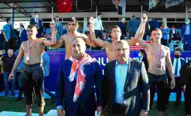 Bakan Çavuşoğlu, Manisa'da yağlı güreş programına katıldı