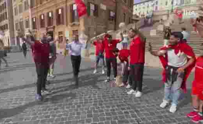 Bakan Kasapoğlu, İtalya'da taraftarlarla milli maç heyecanını yaşadı