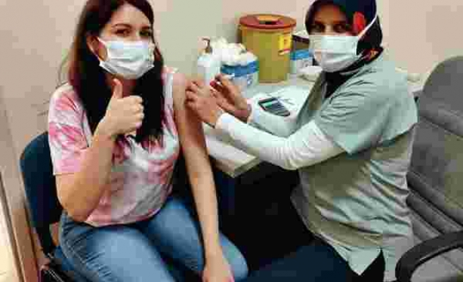Bakan Koca paylaştı, kızının aşısını kendi elleri ile yaptı