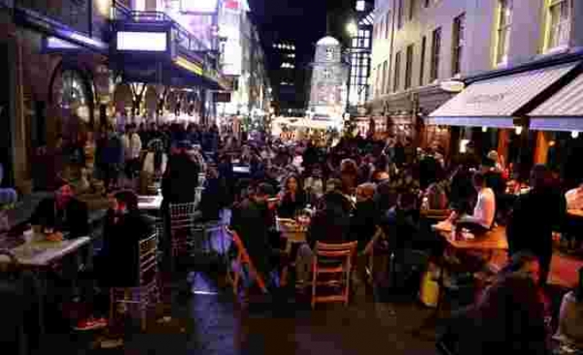 Başarılı Aşılama Programı Sonrası İngiltere'de Barlar Yeniden Açıldı, Binlerce Kişi Sokaklarda Eğlendi