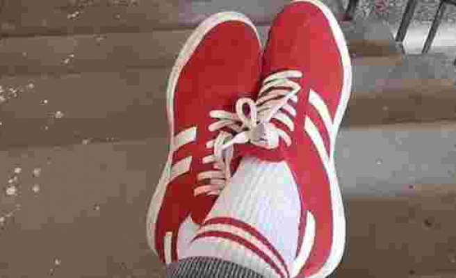 Belarus'ta kırmızı beyaz ayakkabı ve çorap giyen kadına ceza kesildi