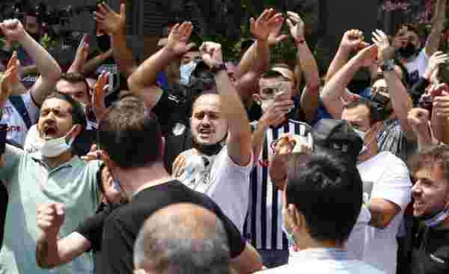 Beşiktaş taraftarları Sergen Yalçın’ın evinin önünde toplandı