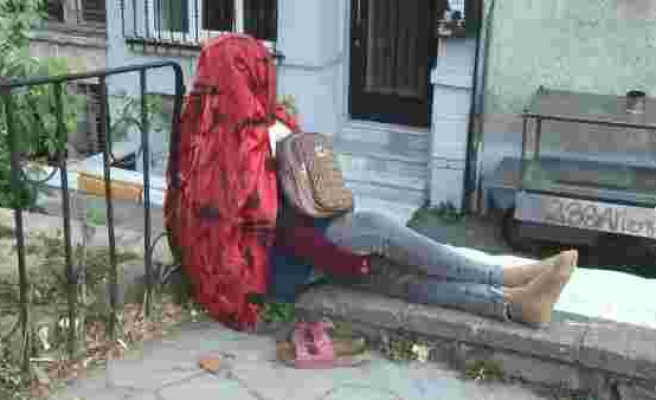Beyoğlu'nda Gizemli Afrikalı Kadın: 5 Gündür Oturduğu Duvardan Kalkmadı