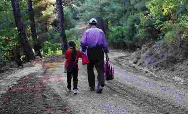 Bir Fedakârlık Hikâyesi: Kızının Okula Gidebilmesi İçin Yolu Kendi İmkānlarıyla Yaptıran Baba