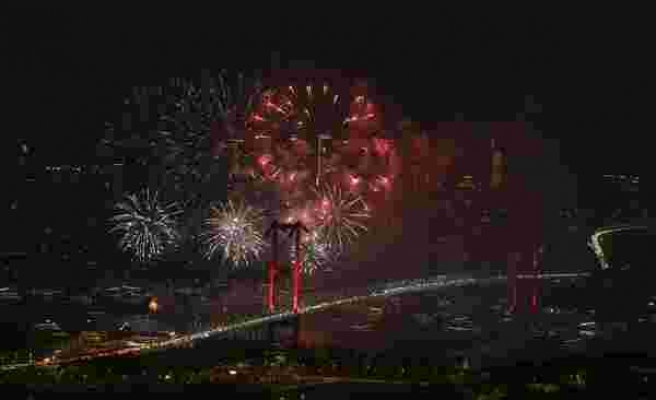 Boğaz Işıl Işıl Oldu: İstanbul'daki Yeni Yıl Kutlamalarından Muhteşem Manzaralar