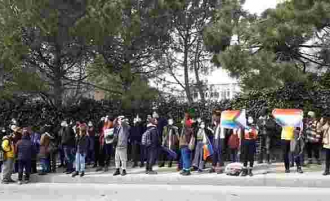 Boğaziçi Üniversitesi'nde Dört Öğrenci LGBTİ+ Bayrağı Taşıdıkları İçin Gözaltına Alındı