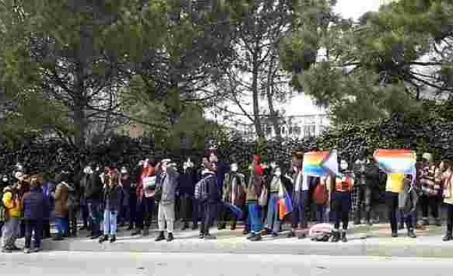Boğaziçi Üniversitesi'nde LGBTİ+ Bayrağı Taşıyan Öğrencilere Gözaltı