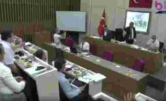 Bolu Belediye Başkanı Tanju Özcan, Meclis Toplantısında AKP'li Meclis Üyelerine Çay Fırlattı