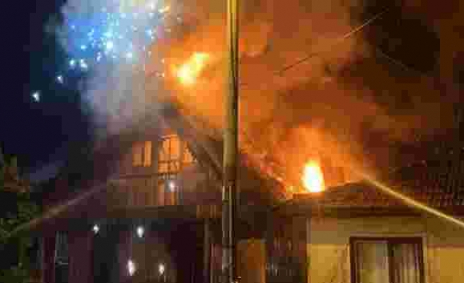 Bolu'da 2 katlı binadaki yangın mahalleyi elektriksiz bıraktı
