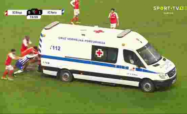 Braga - Porto Maçında Sahaya Giren Ambulans Arızalanınca Aracı Futbolcular İtti