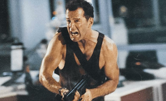 Bruce Willis, 34 yıl sonra Zor Ölüm filminin çekildiği yerde poz verdi