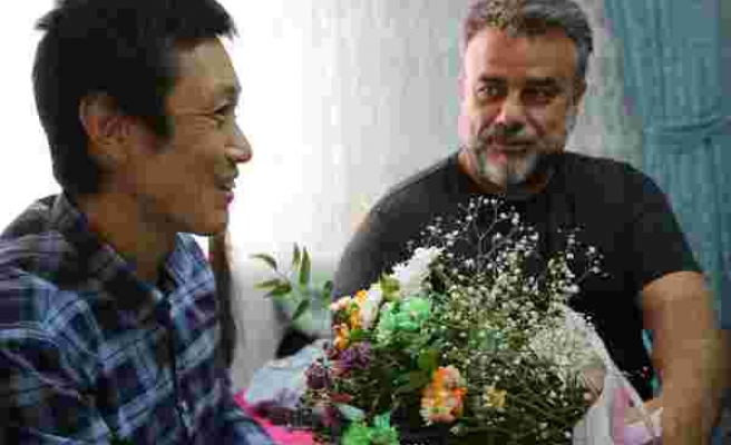 Bülent Serttaş, Elazığlı ailenin evinde misafir ettiği Japon turisti ziyaret etti