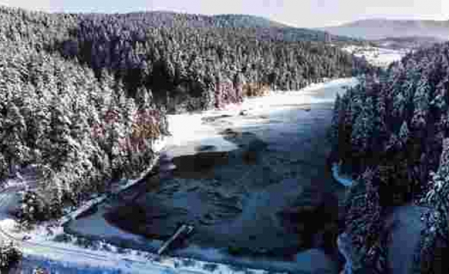 Buz tutan Bozcaarmut Göleti havadan görüntülendi