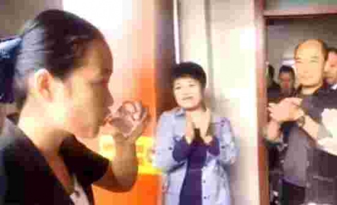 Çin'de temizlik görevlisi, işini iyi yaptığını kanıtlamak için tuvalet suyu içti