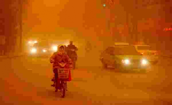 Çin’in Dunhuang Kentini Vuran Kum Fırtınası Böyle Görüntülendi