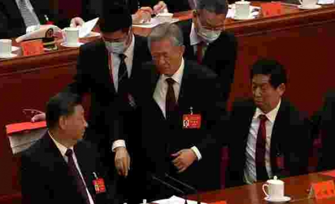 Çin'in eski başkanı yaka paça salondan atıldı