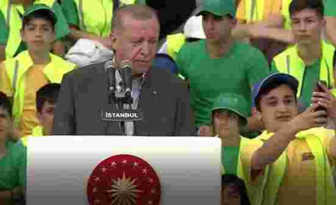 Cumhurbaşkanı Erdoğan'ın konuşması esnasında çocuklar sahneye fırlayıp selfie çektirmek istediler - Haberler