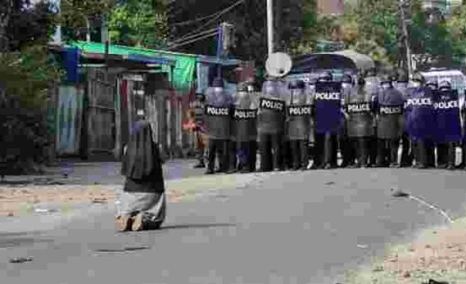 Darbecilere Karşı Bir Kadın: Myanmarlı Rahibeden Polise 'Beni Öldürün' Tepkisi