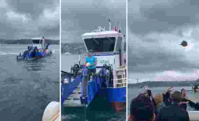 Denize Düşen Gelin Çiçeğini İBB'nin Deniz Temizliği Yapan Teknesinin Kaptanı Sudan Alarak Geline İade Etti