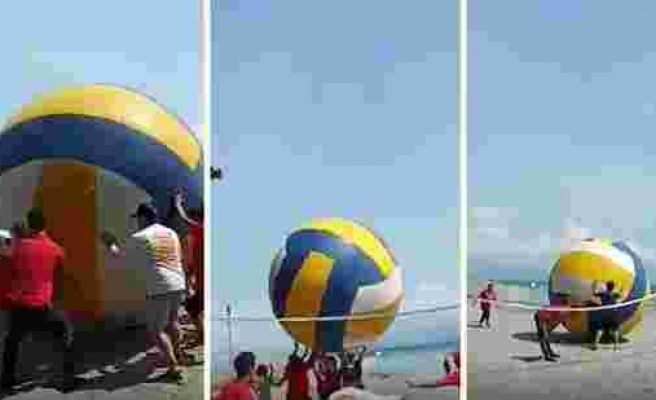 Devasa Top ile Plaj Voleybolu Oynamaya Çalışan İnsanların Aşırı Eğlenceli Görüntüleri!