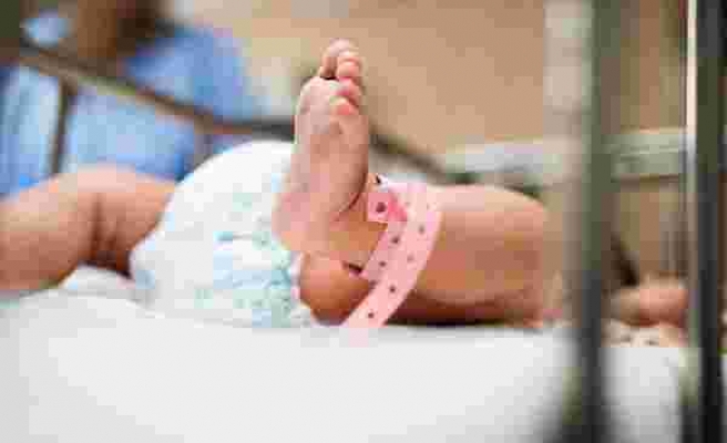 Doktor, Hastane Masraflarını Ödeyemeyen Çiftin Bebeğini Sattı