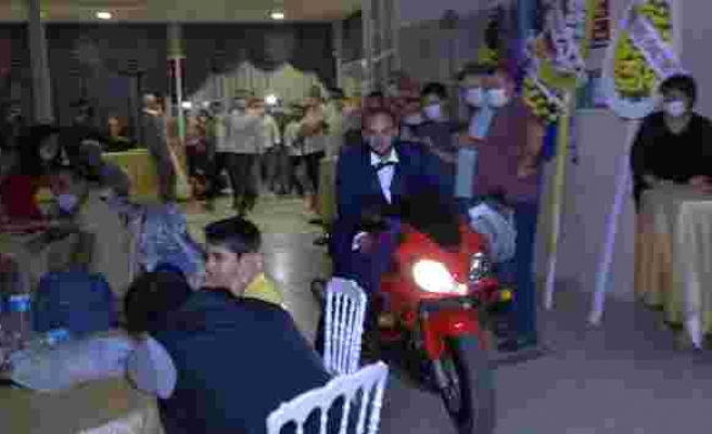 Düğün Salonuna Motosiklet ile Giriş Yapan Damat