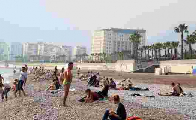 Dünyaca ünlü sahilde turistlerin yaz aylarını aratmayan yoğunluğu