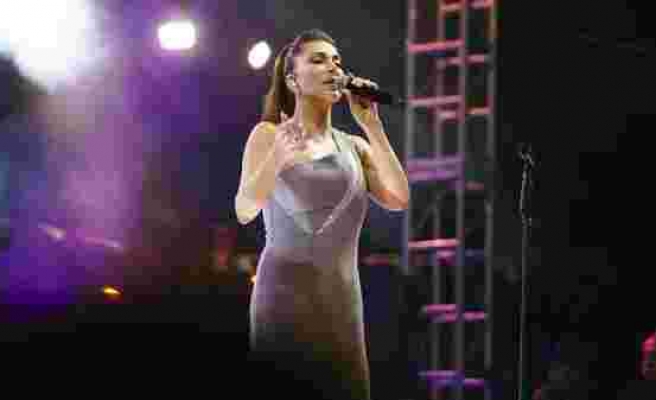 Ebru Yaşar'ın Afyonkarahisar konseri renkli anlara sahne oldu