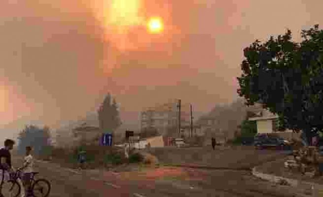 Ege'de Orman Yangınları: Söke'de 50 Ev Tahliye Edildi, Bergama'daki Yangın Balıkesir'e Sıçradı